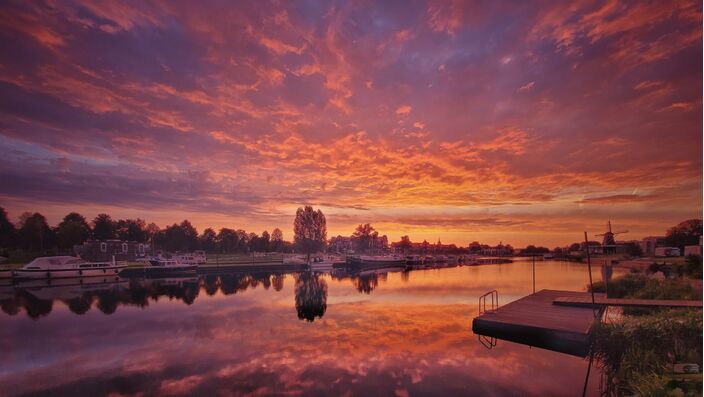 Foto gemaakt door Peter Heins - Ommen - In september waren de zonsopkomst en -ondergang geregeld extra kleurrijk