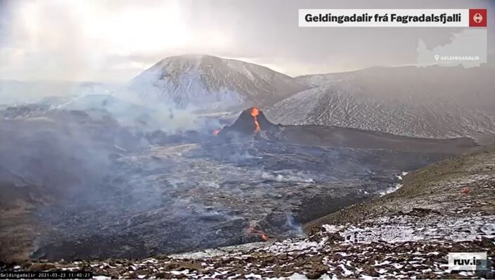 Foto gemaakt door Viðburðastofa Vestfjarða (Youtube) - Fagradalsfjall  - Soms hangt er mist of lage bewolking, maar meestal is de lavastroom goed te zien.