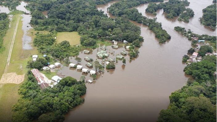 Foto gemaakt door Luchtfoto - Suriname - Een van vele ondergelopen dorpjes bij de Surinamerivier