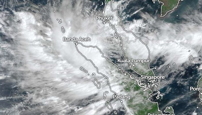 Foto gemaakt door Zoom Earth, JMA/NOAA/CIRA, Himawari - Satellietfoto van cycloon Senyar boven Sumatra, Indonesië Foto gemaakt door Zoom Earth, JMA/NOAA/CIRA, Himawari - Satellietfoto van cycloon Senyar boven Sumatra, Indonesië