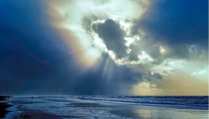 Foto gemaakt door Sjef Kenniphaas - Egmond aan Zee - Het heeft vandaag alles in zich om een historische dag te worden. Overal hoge temperaturen en in het zuiden misschien een zomerse dag. Het is bijna november.