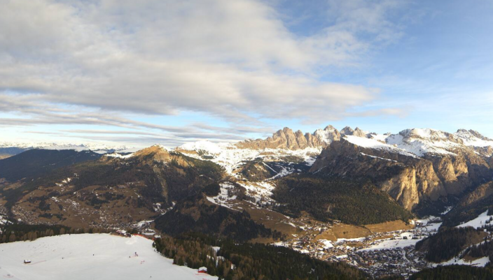 Foto gemaakt door Webcam - Wolkenstein - Ook in de Italiaanse Dolomieten is de sneeuw op veel zuidhellingen inmiddels weggesmolten. 