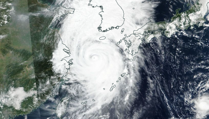 Foto gemaakt door NASA. De zeer sterke tyfoon Hinnamnor boven zee tussen China, Zuid-Korea en het zuidwesten van Japan.