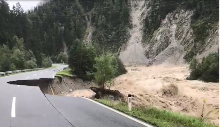 Foto gemaakt door Meteorologen in Oostenrijk - Ötztal - Oostenrijk - De kolkende rivier sloeg een deel van de weg kapot in het Ötztal