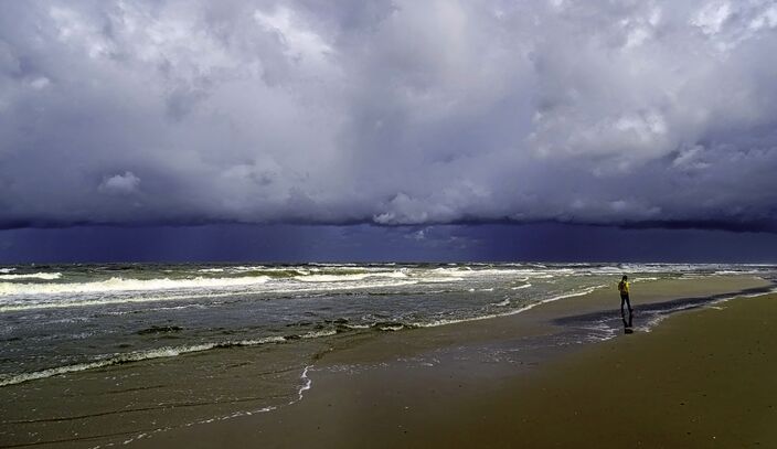 Foto gemaakt door Sjef Kenniphaas - Egmond aan Zee - Donkere luchten en harde wind door een zomerstorm op 7 juli