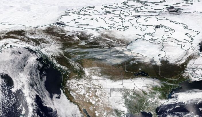 Foto gemaakt door NASA MODIS - Canada en Verenigde Staten - Op de satellietfoto zie je de bevroren Hudson Bay, maar ook de rook van vele bosbranden.