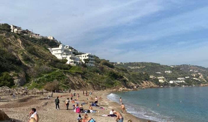 Foto gemaakt door Twitter: @Frank_Kalikakis - Griekenland - Warmte lokte veel Grieken naar het strand