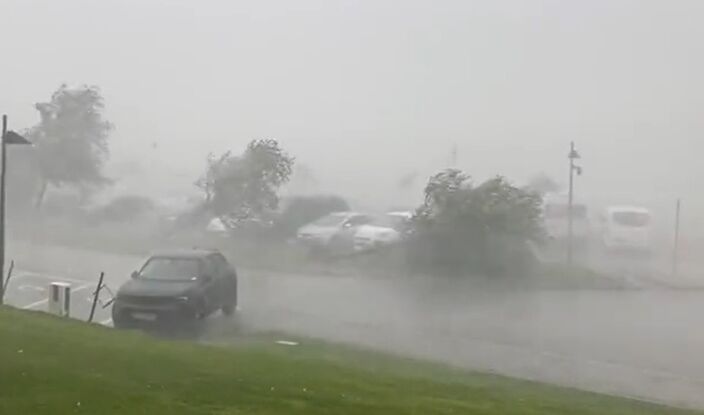 Foto gemaakt door Twitter - @MariusTgi - La Chaux De Fonds - Zwitserland - Noodweer in La Chaux De Fonds in Zwitserland van gisteren