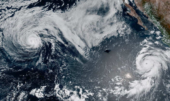 Satellietfoto van de orkanen Fausto en Genevieve op 26 juli. Afbeelding gemaakt met NASA Worldview. Satellietfoto van de orkanen Fausto en Genevieve op 26 juli. Afbeelding gemaakt met NASA Worldview.