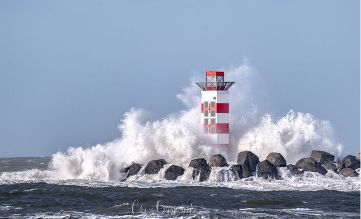 Foto gemaakt door Chris Biesheuvel - IJmuiden - Een ruige zee bij IJmuiden.