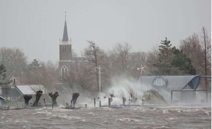 Foto gemaakt door Ton Wesselius - Brassemermeer - Storm Eunice op het Braassemermeer.