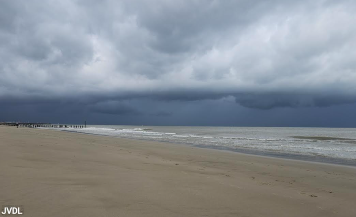 Foto gemaakt door Jolanda vd Lee - Cadzand-Bad - Zicht op een onweersbui langs de kust van Zeeland