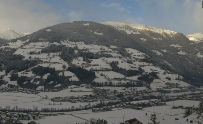 Foto gemaakt door Webcam - Bichl - Het dal in Bichl lag er vanochtend, na de sneeuw van gisteren, mooi bij.