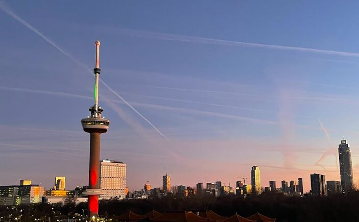 Foto gemaakt door Sahida Vermaas-Bilal - Rotterdam - Condensstrepen tijdens zonsopkomst