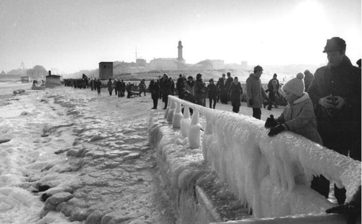 Foto gemaakt door Duits Archief - Warnemünde - IJzige taferelen bij Warnemünde in Duitsland, op 9 januari 1979. 