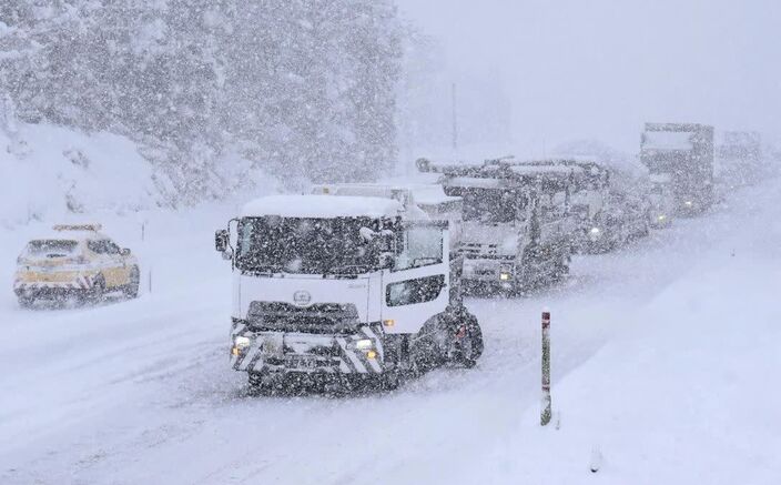 Foto gemaakt door Kyodo - Japan - Heel veel sneeuw langs Japanse westkust