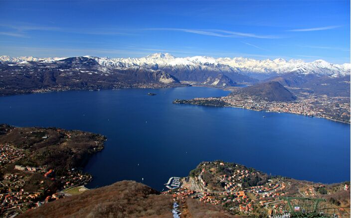 Foto gemaakt door Alessandro Vecchi - Lago Maggiore - Drie mensen hebben het leven verloren en één is nog vermist toen de boot waarop zij en nog 21 andere Britse toeristen zaten op het Lago Maggiore kapseisde. 