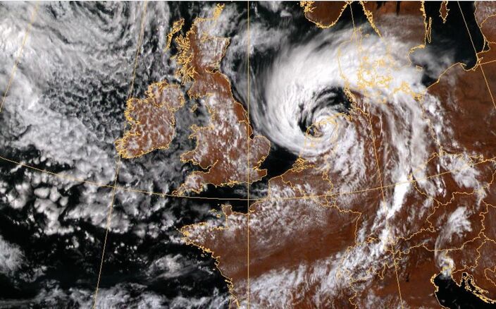 Foto gemaakt door KNMI - Op de satellietfoto is een prachtige krul te zien van stormdepressie Poly.