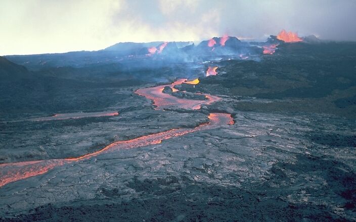 Foto gemaakt door RW Decker - Hawaii, USA - De Mauna Loa vulkaan op Hawaii is na bijna 40 jaar weer uitgebarsten.