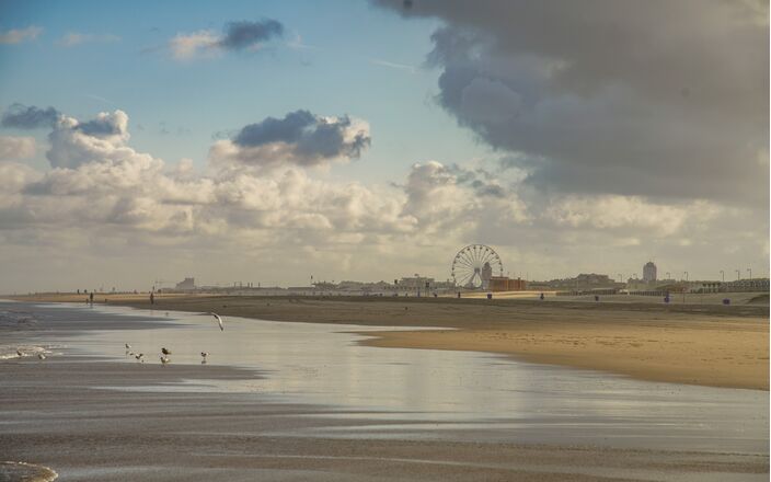 Foto gemaakt door Dirk van Egmond - Katwijk aan Zee - Hollandse wolkenluchten boven het strand van Katwijk