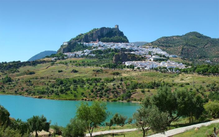 Foto gemaakt door Wikpedia - Zahara de la Sierra - Het stuwmeer bij het Andalusische stadje Zahara de la Sierra. 