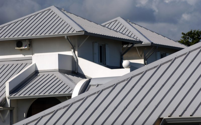 Foto gemaakt door coolroofs.org - Lichtgekleurde daken en muren reflecteren meer zonnewarmte, waardoor de temperatuur binnenshuis lager blijft tijdens hittegolven. Foto gemaakt door coolroofs.org - Lichtgekleurde daken en muren reflecteren meer zonnewarmte, waardoor de temperatuur binnenshuis lager blijft tijdens hittegolven.