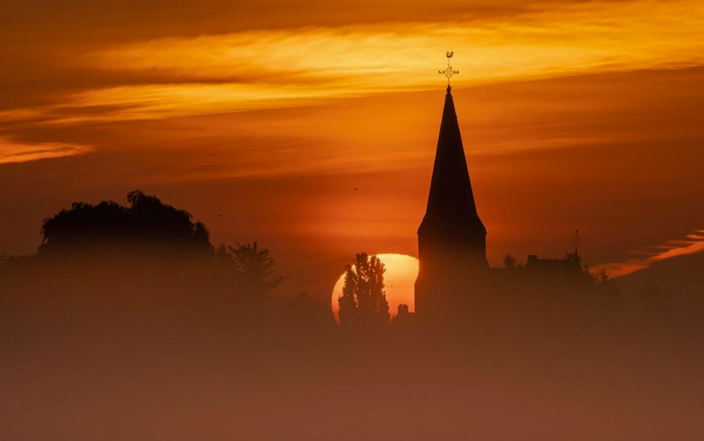 Foto gemaakt door Ronald Verwijs - Gellicum - Oranjegekleurde zonsopkomst in de Betuwe