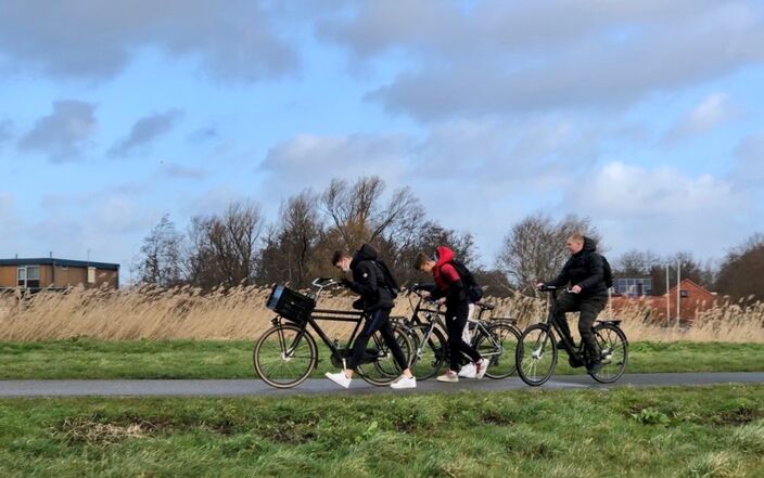Foto gemaakt door Jolanda Bakker - Zevenhuizen - Op de fiets tegen de storm in naar school. 
