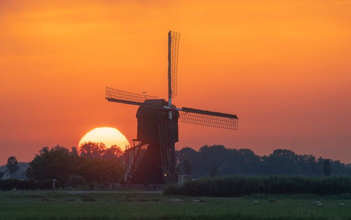 Foto gemaakt door Ronald Verwijs - Hellouw - Vanochtend tekende de tropische dag zich aan met een mooie zonsopkomst
