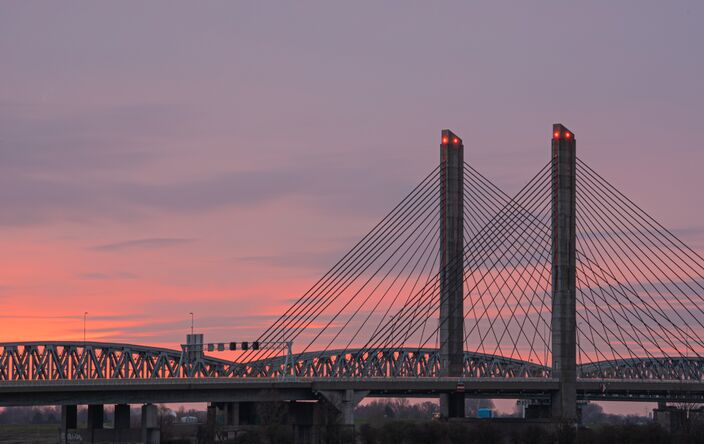 Foto gemaakt door Chris Biesheuvel - Zaltbommel - Licht van de opkomende zon boven de brug bij Zaltbommel. 