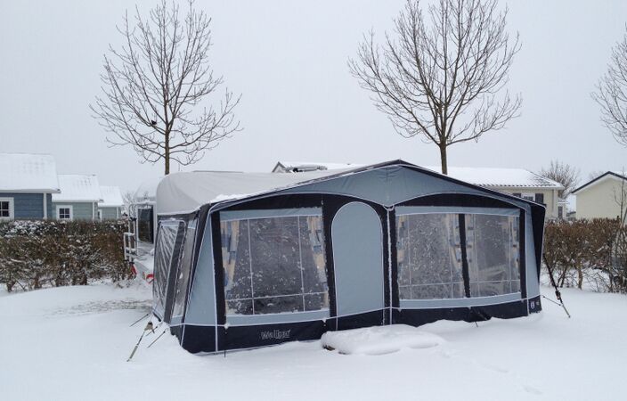Foto gemaakt door Joost Mooij - Burgh Haamstede - Tijdens de start van het campingseizoen in 2013 viel nog regelmatig sneeuw, op sommige plekken ook tijdens de paasdagen.