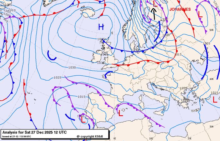 Foto gemaakt door KNMI - De weerkaart van 27 december 2025 12 uur 's middags. De zwarte pijl wijst naar het lagedrukgebied dat in de Scandinavische landen bekend stond als storm Johannes.