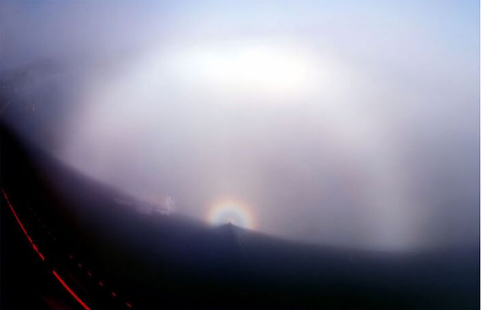 Foto gemaakt door Brocken inaglory - San Francisco - Een glorie (onder) in een mistboog. Het Spook van de Brocken vanaf de Golden Gate Bridge in San Francisco. 