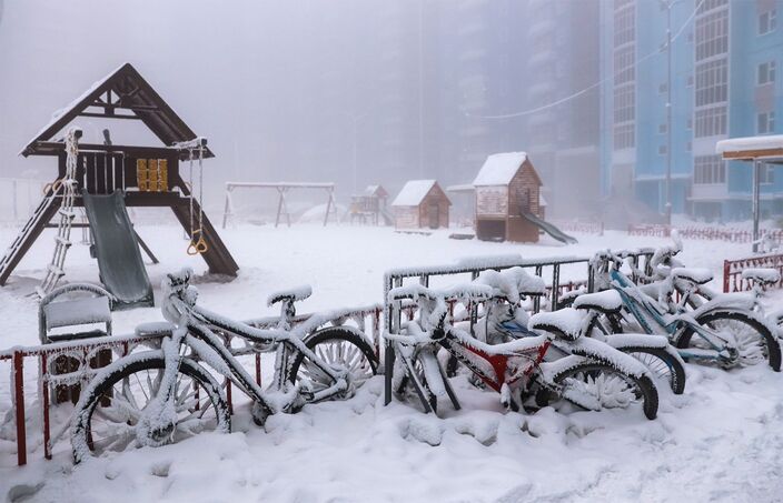 Foto gemaakt door Vadim Skryabin / TASS - Yakutsk - Besneeuwd speelterrein in Siberië