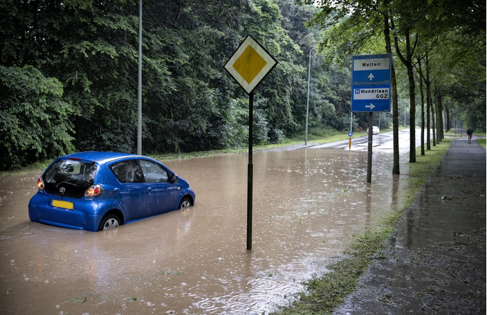 Foto gemaakt door Bas Quaedvlieg - Heerlen - De J.F. Kennedylaan in Heerlen staat blank vanwege de regenval