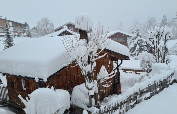Foto gemaakt door Haus Walser Berge - Mittelberg - Oostenrijk - Er is inmiddels al flink wat sneeuw gevallen in de Alpen en er komt nog meer bij.