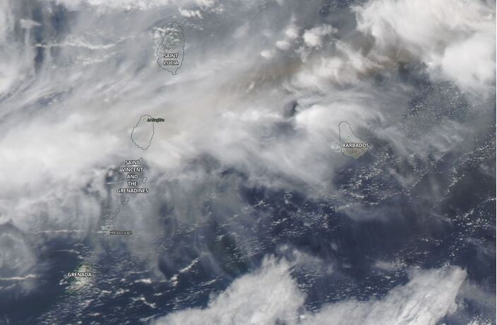 Foto gemaakt door NASA - Vulkaan La Soufrière op Saint Vincent - Door de bewolking heen zie je de enorme aswolk van de vulkaan. Een satellietbeeld van vrijdag 9 april.