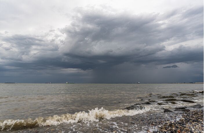 Foto gemaakt door Ria Overbeeke - Waarde - Een fikse bui op de Westerschelde bij Waarde. 