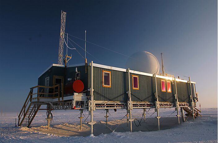 Foto gemaakt door Summit Station  - Groenland - Eén van de gebouwen van het onderzoeksstation op de top van de Groenlandse ijskap. 