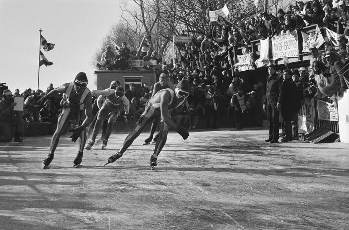 Foto gemaakt door Rob Bogaerts - Bartlehiem - Een beeld van de Elfstedentocht van 1986 bij het bruggetje in Bartlehiem. 