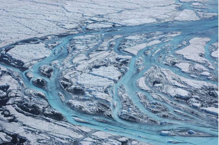 Foto gemaakt door Sarah Das (Woods Hole Oceanografisch Instituut) - Zomerse rivieren van smeltwater op het oppervlak van Groenland.