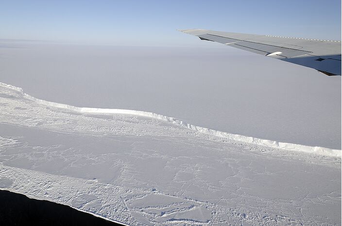 Foto gemaakt door NASA - Brunt IJsplaat - Een van de kilometers lange scheuren in de Brunt-ijsplaat