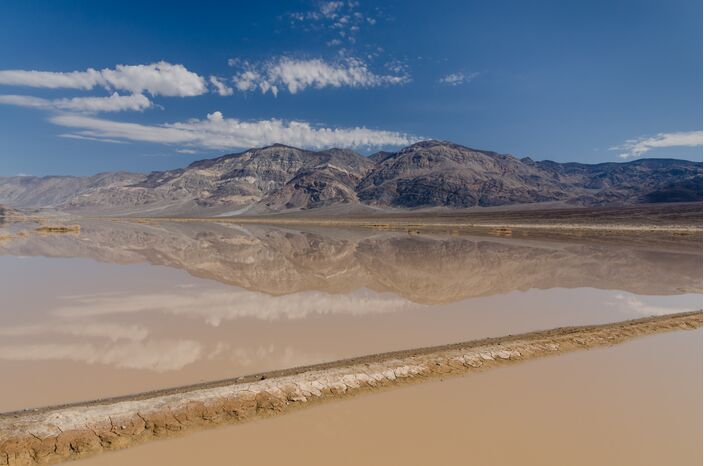 Foto gemaakt door Tuxyso / Wikipedia - Death Valley - Death Valley staat deels onder water na zware buien in 2013.