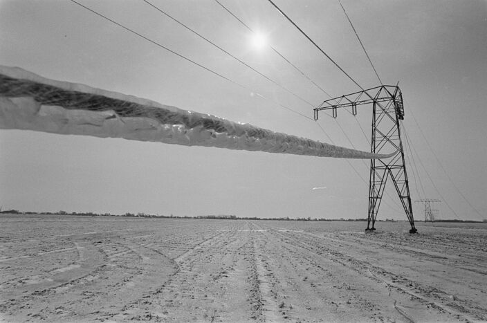 Foto gemaakt door Rob Bogaerts - Wikipedia (Anefo) - Ter illustratie: Nederland - Overlast door ijzel in noorden van het land; beijzelde hoogspanningskabel bij Veendam op 3 maart 1987.