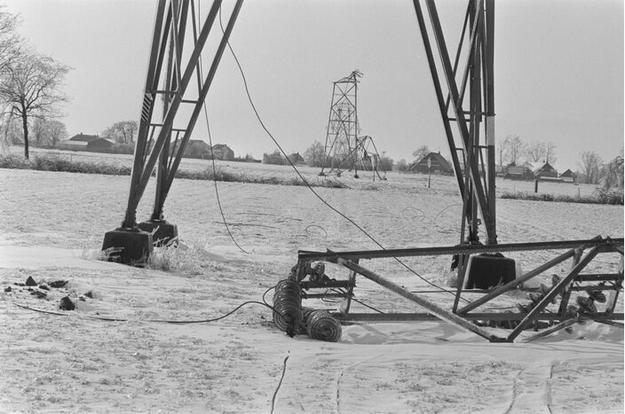 Foto gemaakt door Nationaal Archief/Wikipedia - Veendam - Overlast door ijzel in noorden van het land afgebroken hoogspanningsmast bij Veendam, begin maart 1987.