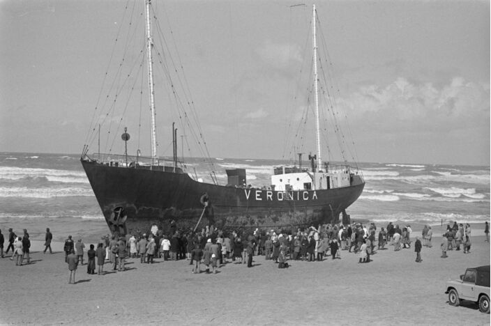 Foto gemaakt door Bert Verhoeff / Anefo  - Schevingen - Het zendschip van Radio Veronica, op het strand bij Scheveningen. 