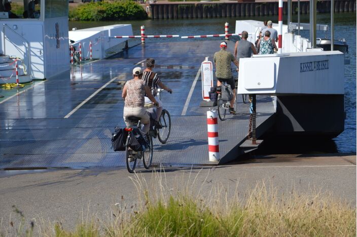 Foto gemaakt door Jessie van Neer - Reuver - De veerpont over de maas wordt koel gehouden met water, zodat het dek niet te heet wordt