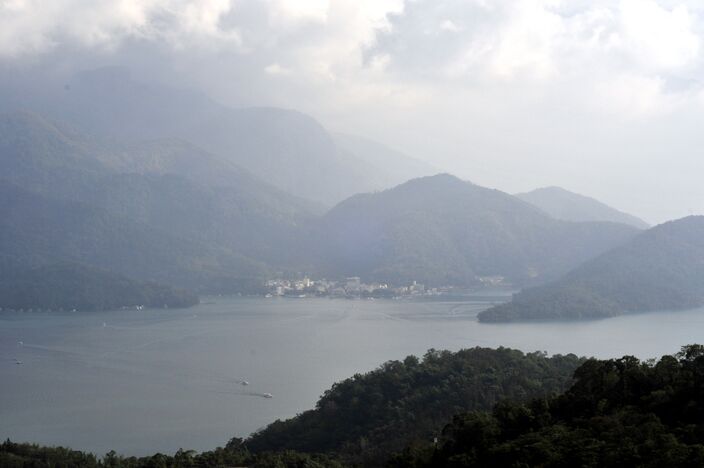 Foto gemaakt door Wikipedia - Sun Moon Lake - Het Sun Moon meer in Taiwan dat nu voor een groot deel droog staat. 