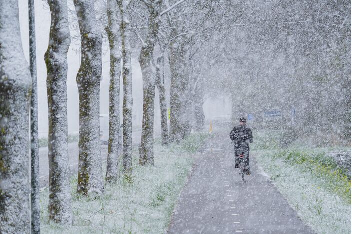 Foto gemaakt door Chris Biesheuvel - Andel - Het lijkt een 1-april grap, maar is dat niet. Er hangt een sneeuwsensatie in de lucht en de komende nacht begint het allemaal al. Hier een spoorboekje. 