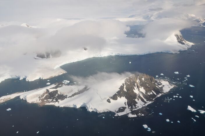 Foto gemaakt door Vincent van Zeijst - Antarctisch Schiereiland - In een lagedrukgebied aan de rand van Antarctica werd maandag een luchtdruk van 899 hPa berekend. Als het echt zo was, is dit een record voor gewone depressies.